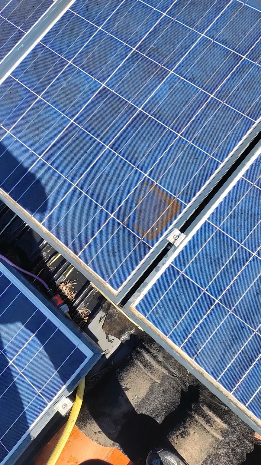 Vue d'ensemble d'une installation photovoltaïque entretenue par Solencia