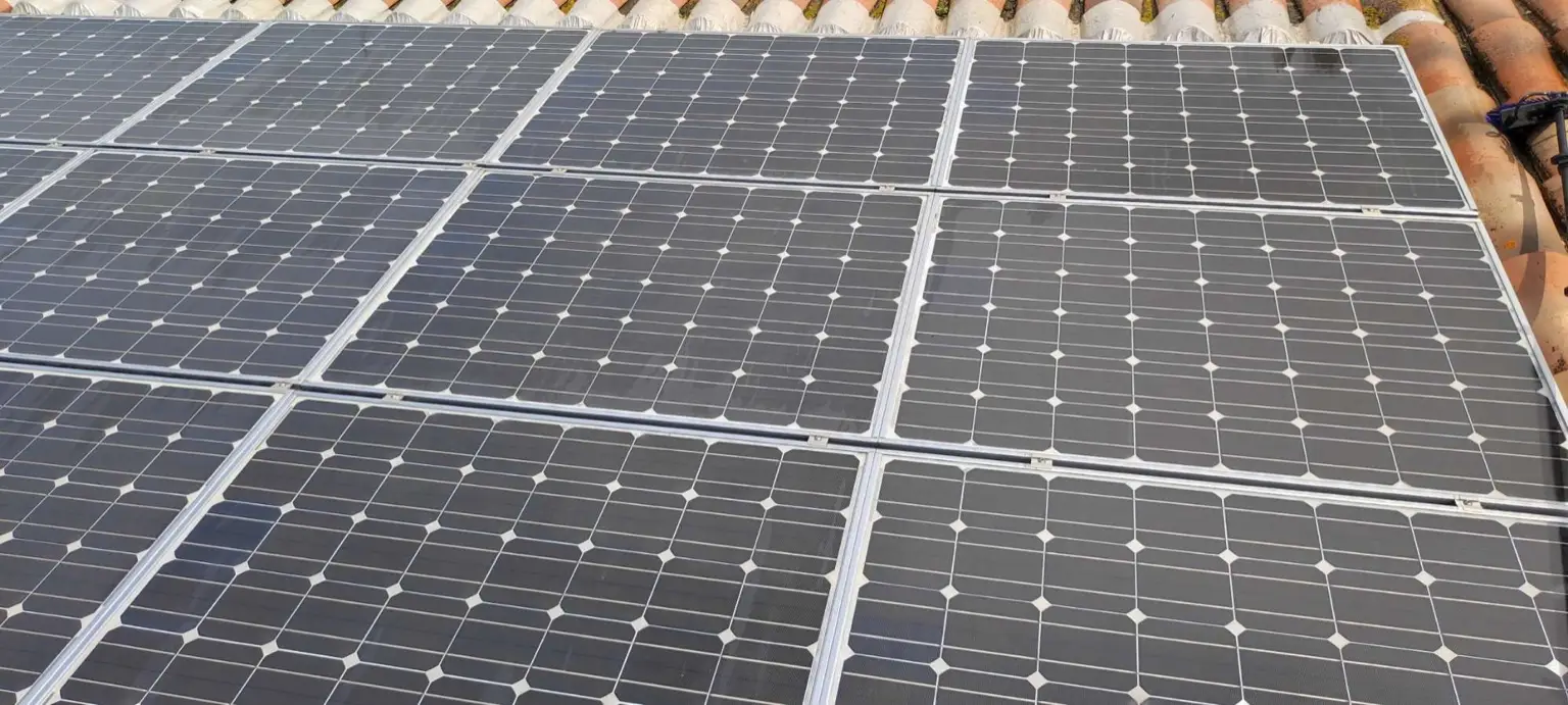 Panneaux solaires avant entretien — encrassement visible